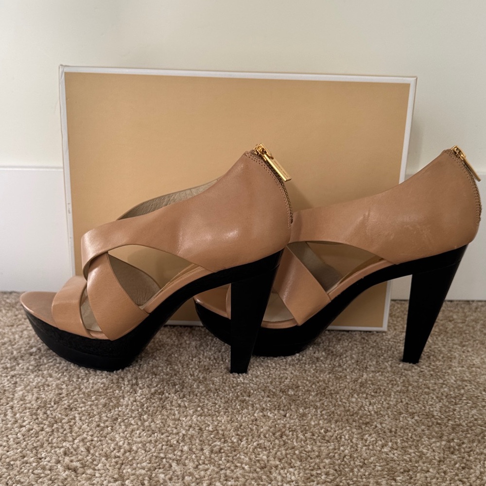Never worn Michael Kors Nude and Black Leather Platform Heels - Picture 4 of 4